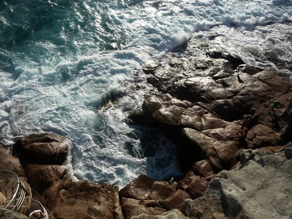 Su Rocks karşı — Stok fotoğraf