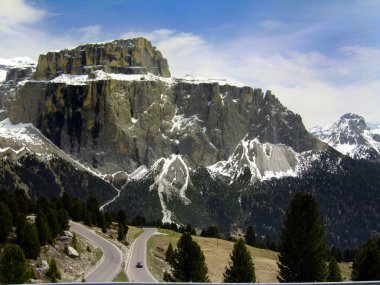 Dolomites'in yoldan