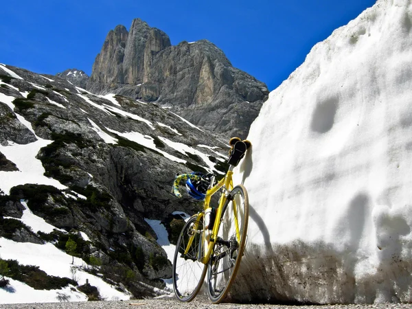 Com uma bicicleta nas montanhas — Fotografia de Stock