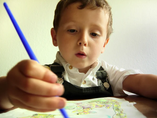 Niño pequeño pintando — Foto de Stock