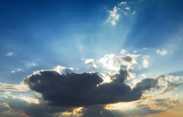 雲を通して太陽が輝く — ストック写真