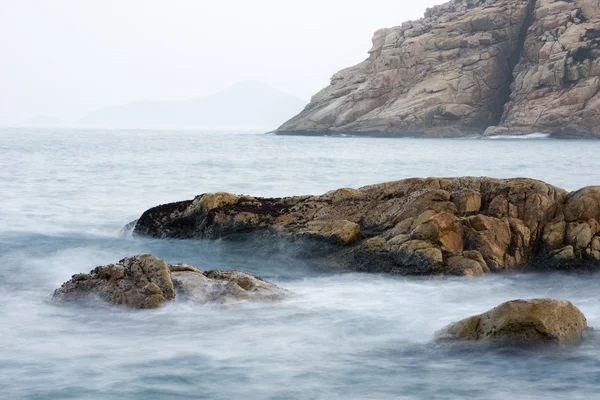 Фон скального побережья — стоковое фото