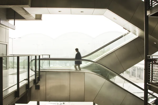 Mann bewegt sich auf Rolltreppe. — Stockfoto