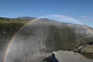 Iguazu Şelaleleri ile gökkuşağı