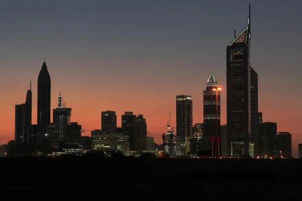 Zonsondergang achter skyline — Stockfoto
