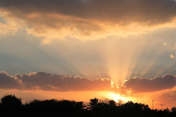 Захід сонця з променями світла — стокове фото