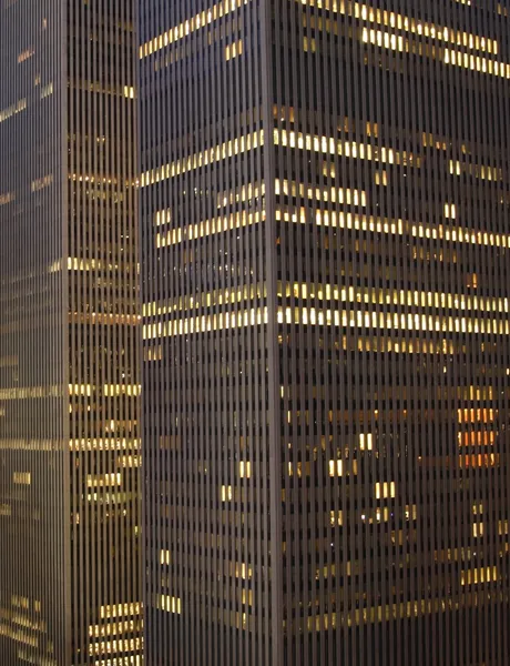 New Yorkse wolkenkrabbers 's nachts — Stockfoto