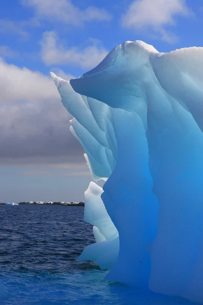 发光的冰山 — 图库照片
