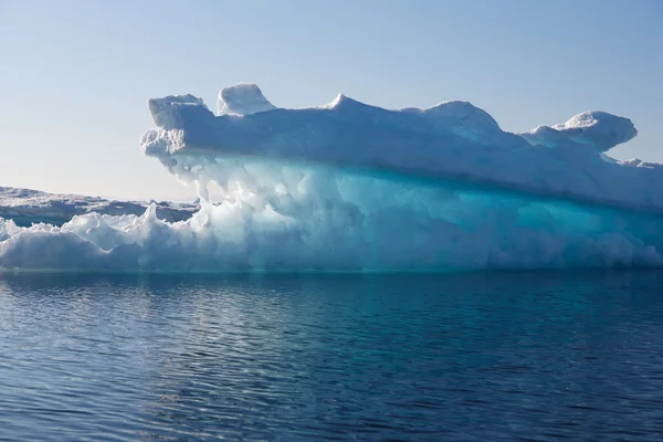 Люминесцентный айсберг в Гренландии — стоковое фото