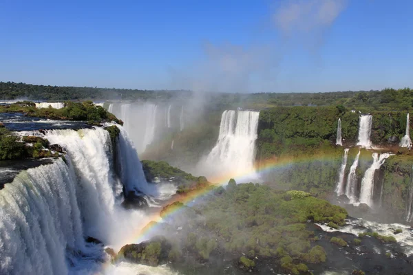 Iguazu watervallen met regenboog — Stockfoto