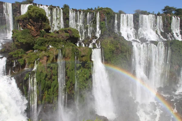 Cascadas de Iguazú con arco iris — Foto de Stock