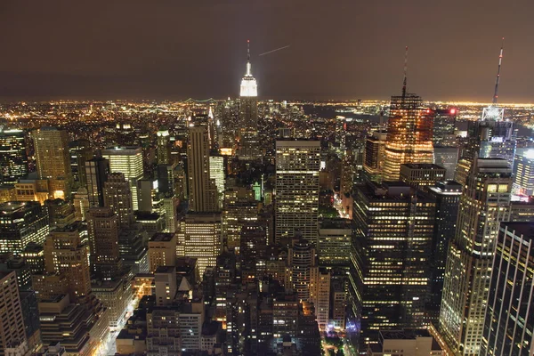 New Yorker Stadtpanorama bei Nacht lizenzfreie Stockfotos