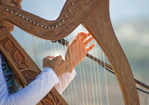 Harpa och händer — Stockfoto