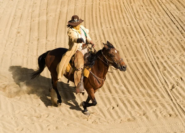 Cowboy reitet im vollen Galopp in die Stadt — Stockfoto