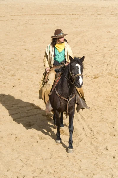 Cowboy cavalgando para a cidade — Fotografia de Stock