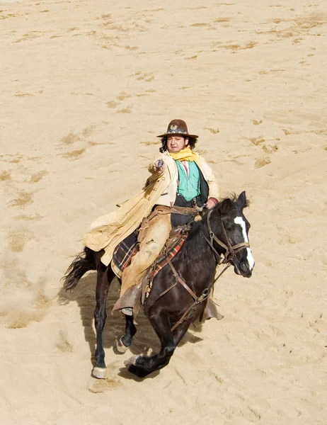 Kovboj na koni do města plným tryskem — Stock fotografie