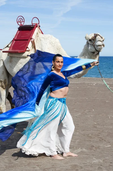 Ballerino della pancia con cammello — Foto Stock