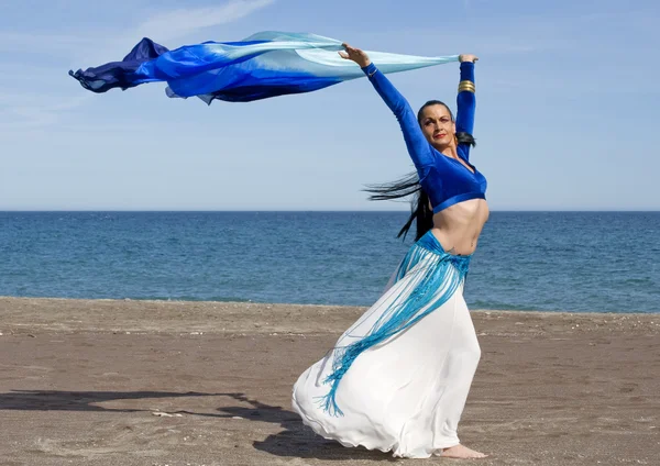 Танцівниці з вуаллю на пляжі — стокове фото