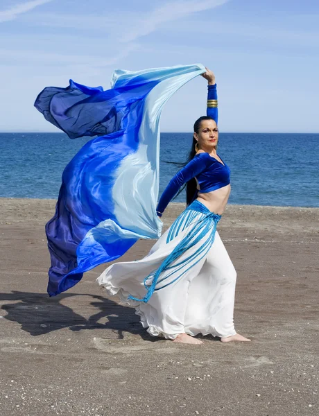 Ballerino di pancia con velo su una spiaggia — Foto Stock