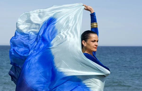 Танцівниці з вуаллю на пляжі — стокове фото