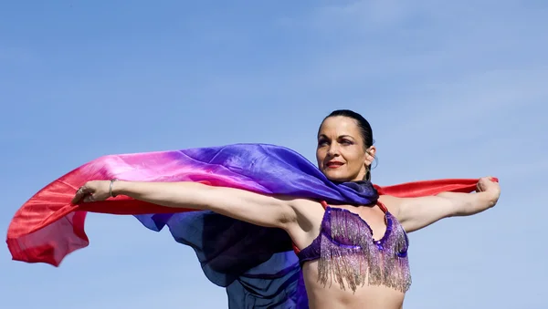 Танцовщица живота с вуалью на пляже — стоковое фото