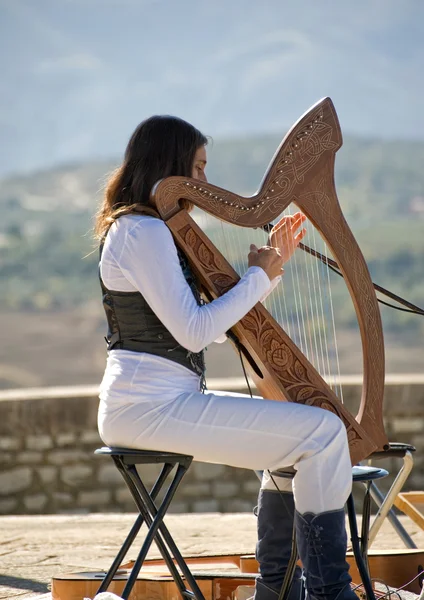 Harpe jouée par une femme — Photo