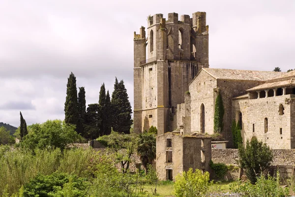 St Marys абатства Lagrasse — стокове фото