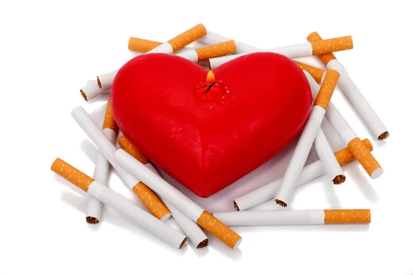 Сигареты и сердце — стоковое фото