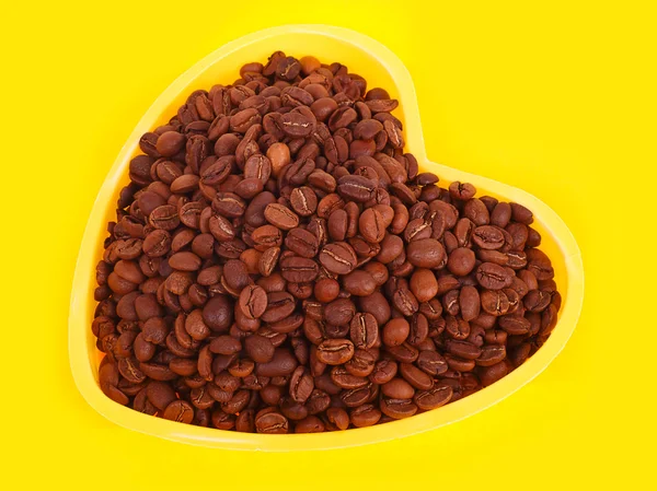 Los granos de café en amarillo —  Fotos de Stock