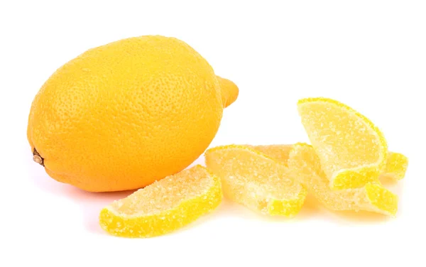 Limones y rodajas de limón — Foto de Stock