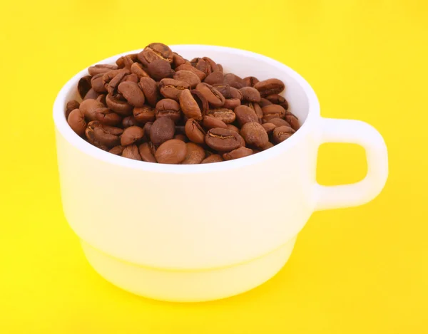 흰 그릇에 커피 콩 — 스톡 사진