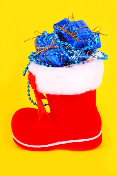 Rød jul støvle med gaver - Stock-foto