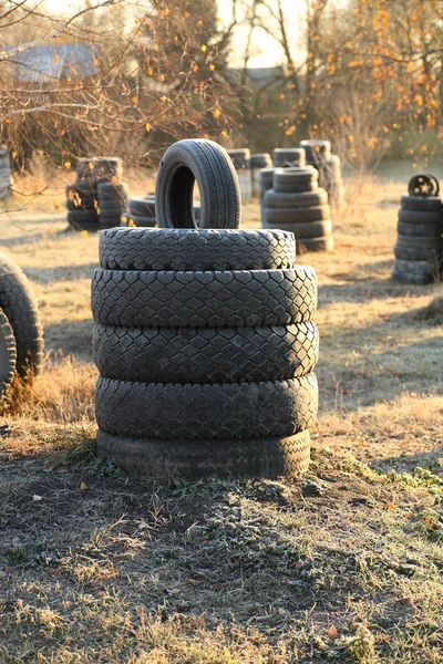 Gestapelt mit alten Reifen — Stockfoto