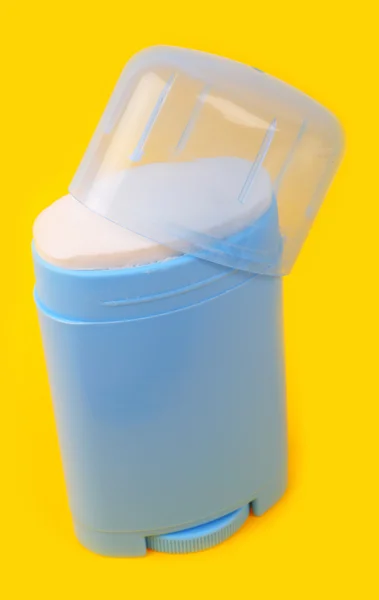 Deodorant voorbereiding op geel — Stockfoto