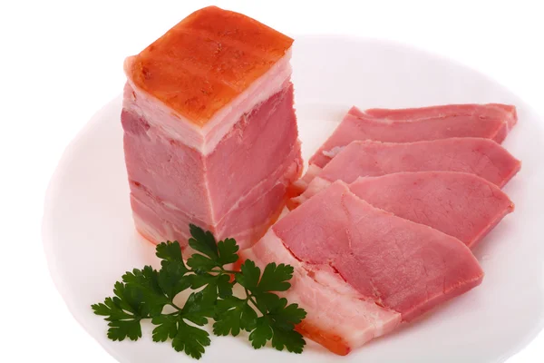 Räucherfleisch auf einem weißen Teller — Stockfoto