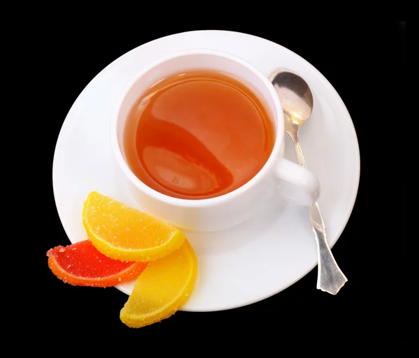 Чашка чая и фруктовые конфеты — стоковое фото