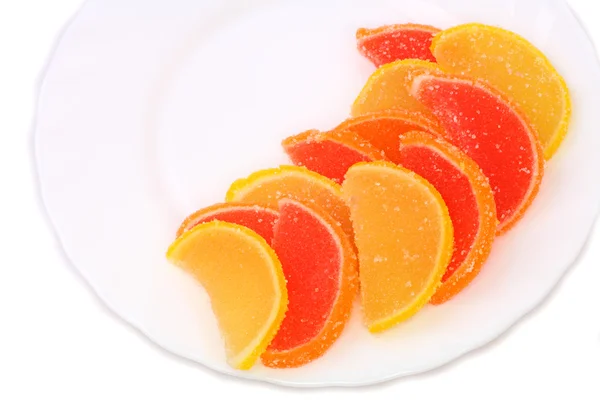 Cukierki owocowe na białym talerzu — Zdjęcie stockowe