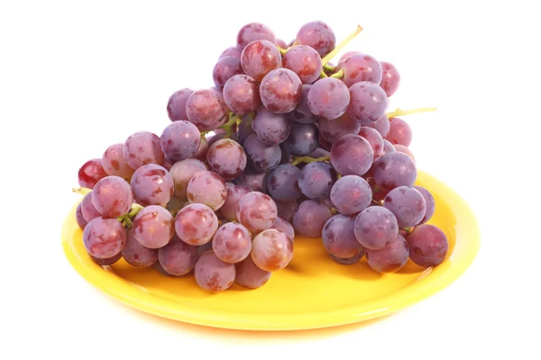 Виноград на желтой тарелке — стоковое фото