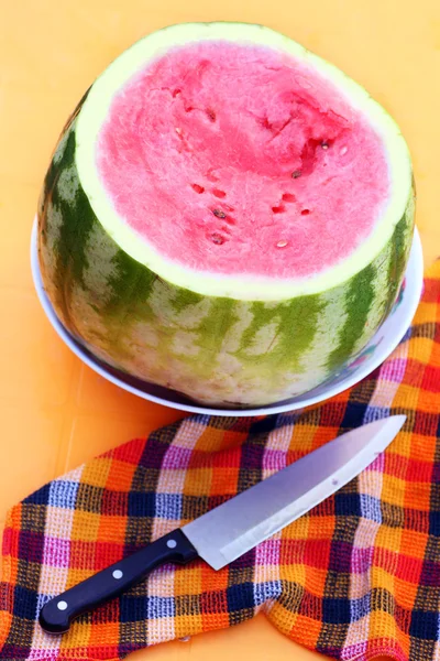Watermeloen op tafel — Stockfoto