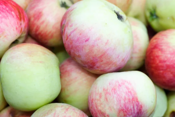 Hromadu jablek — Stock fotografie