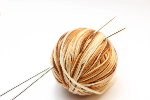 Filati di lana multicolore e necessità di maglieria — Foto Stock
