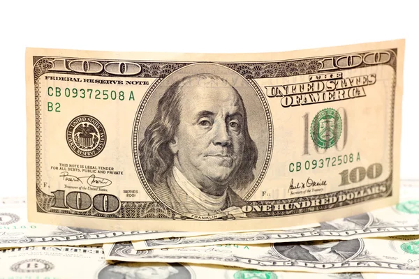 Сто долларов Билл на куче денег — стоковое фото