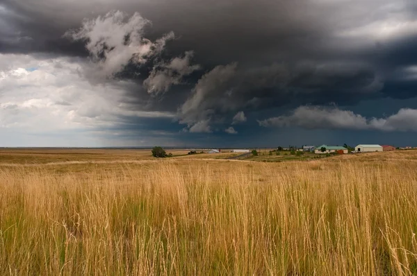 Fuerte tormenta se agrupa sobre llanuras — Foto de Stock