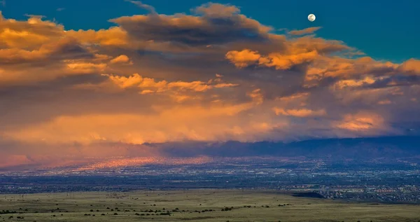 Pôr do sol lua cheia — Fotografia de Stock