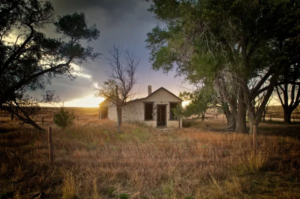 Pequena casa abandonada no leste do Colorado — Fotografia de Stock