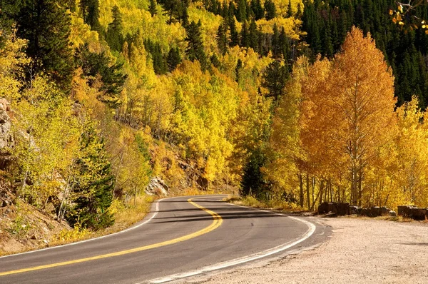 ロッキー山脈で秋のドライブ ロイヤリティフリーのストック写真