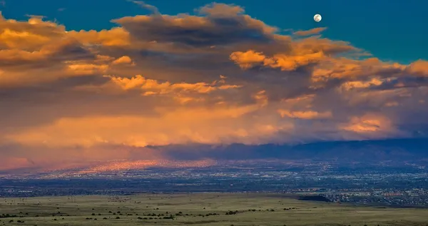 満月の日没 ロイヤリティフリーのストック画像