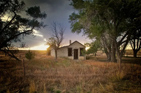 Pequena casa abandonada no leste do Colorado Fotos De Bancos De Imagens