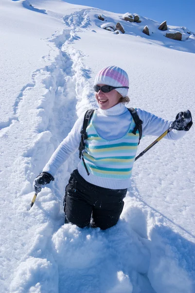 Χαμογελαστή γυναίκα σε μια πορεία χιόνι — Φωτογραφία Αρχείου