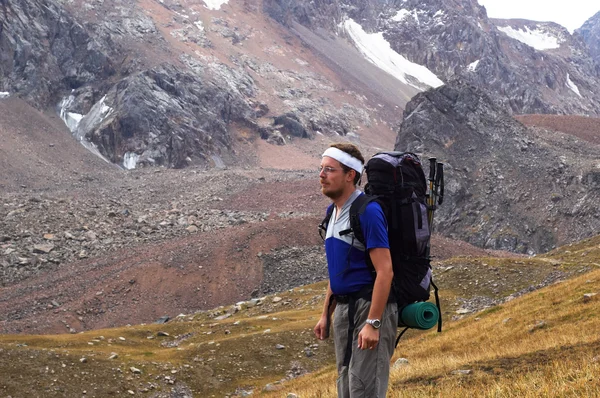 Backpacker yüksek dağ — Stok fotoğraf